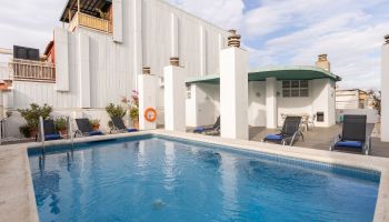 Piscina sul tetto e solarium